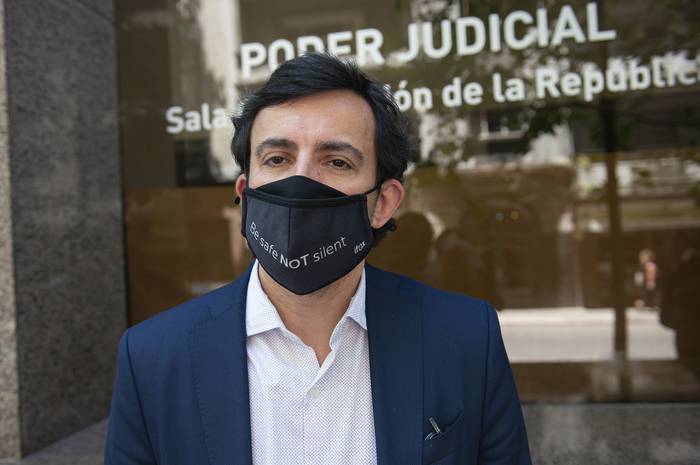 Fabian Werner, de _Sudestada_, este 24 de noviembre, en el juzgado Letrado en lo Civil, en el Edificio Tribunales. · Foto: Alessandro Maradei