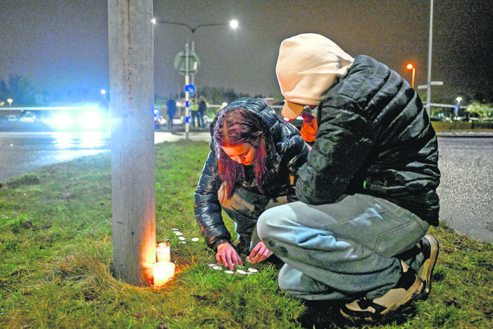 Vigilia improvisada, el 4 de febrero, en Örebro, Suecia, tras un tiroteo en el centro de educación para adultos Campus Risbergska. · Foto: Jonathan Nackstrand, AFP