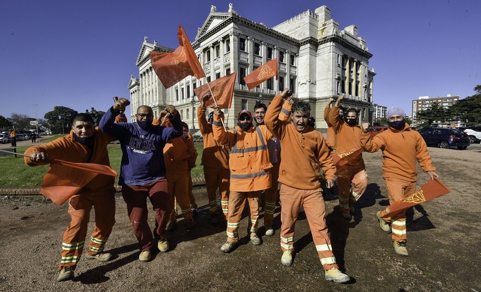 Movilización del SUNCA, este jueves frente al Palacio Legislativo. · Foto: Federico Gutiérrez