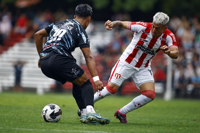 Santiago Ramírez, de Cerro, y Christian Almeida, de River Plate, en el Parque Omar Saroldi (archivo, noviembre de 2024). · Foto: Ernesto Ryan