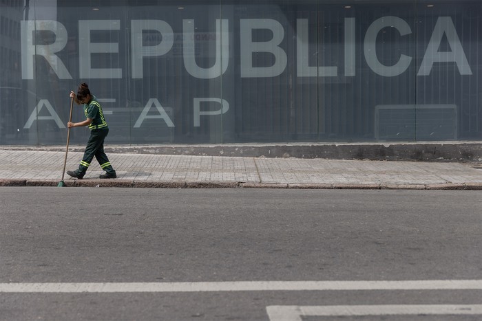 Edificio de República AFAP en el Centro de Montevideo. · Foto: Ernesto Ryan