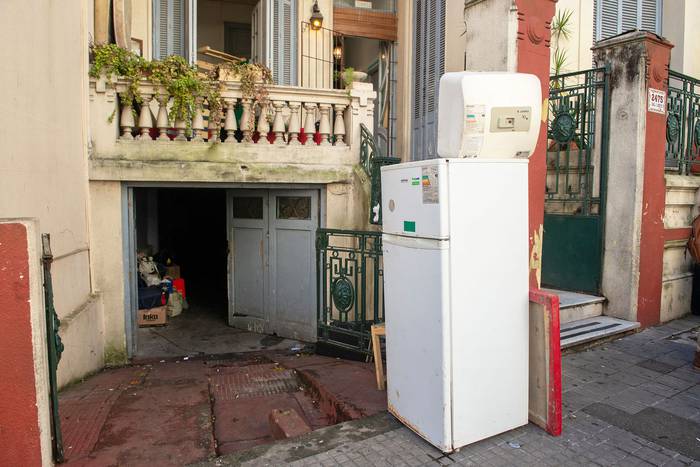 Desalojo de una pensión ubicada en la calle Gestido, en Montevideo (archivo, junio de 2019). · Foto: Santiago Mazzarovich, adhocfotos