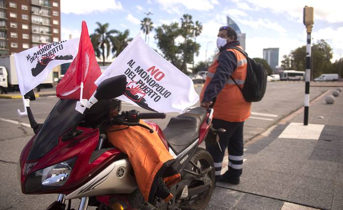 Movilización del Sindicato Único Portuario y Ramas Afines, ayer, frente al Palacio Legislativo. · Foto: Alessandro Maradei