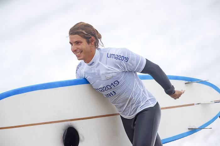 Julian Schweizer, luego de competir en la final masculina de longboard surfing en Punta Rocas, el 4 de agosto, en los Juegos Panamericanos Lima 2019.
 · Foto: Gabriel Heusi, Lima 2019