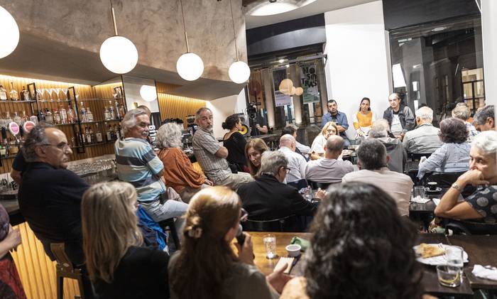 Lucas Silva, Natalia Uval y Marcelo Pereira en un intercambio con suscriptores, el 14 de marzo, en el Café _la diaria_. · Foto: Camilo dos Santos