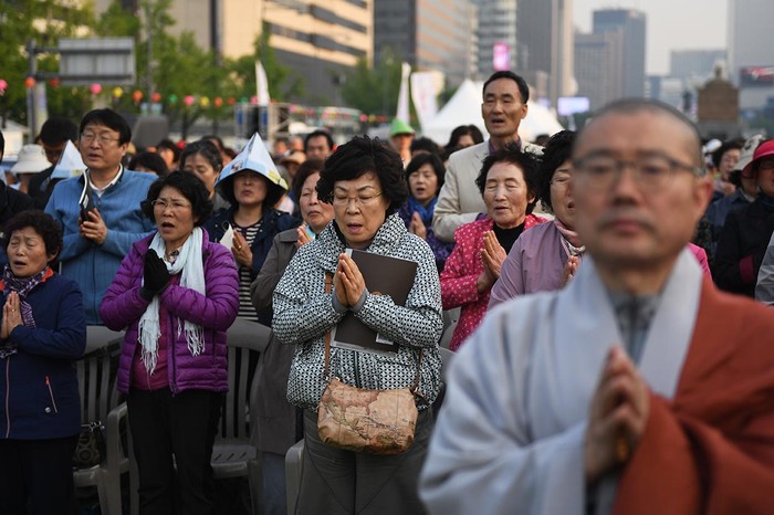 Budistas oran por el éxito de la cumbre intercoreana, ayer, en Seúl. En un acuerdo histórico, los líderes de
Corea del Norte y del Sur se comprometieron con la desnuclearización de la península. Foto: Greg Baker, AFP
