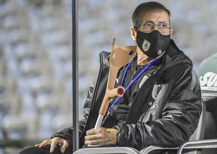Oscar Washington Tabárez, el 3 de junio, en el Estadio Centenario.
 · Foto: Sandro Pereyra, pool, AFP