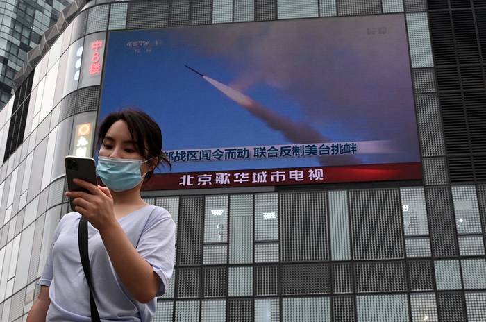 Pantalla gigante en Pekín, donde se muestran las maniobras militares de China, luego de la visita de Nancy Pelosy a Taiwán, el 4 de agosto de 2022. · Foto: Noel Celis, AFP
