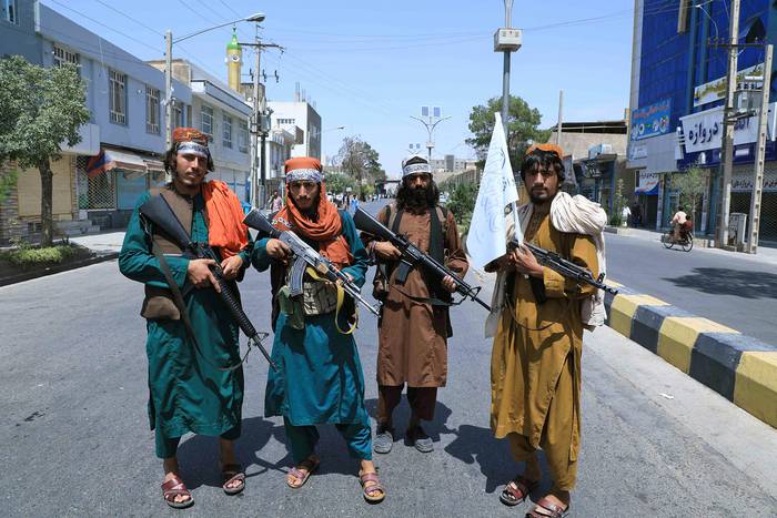 Combatientes Talibanes, el 19 de agosto, en las calles de Herat, Afganistán. · Foto: Aref Karim, AFP