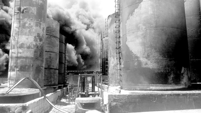Incendio en fábrica de pinturas de Barros Blancos, ayer. Foto: s/d autor, Ministerio del Interior