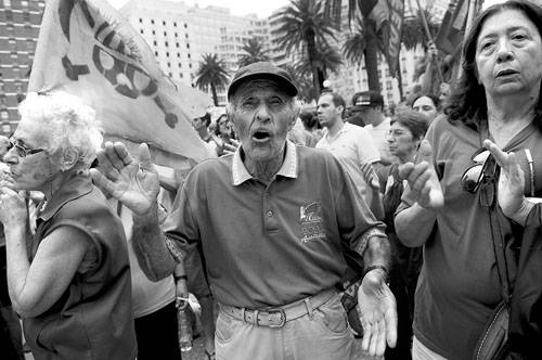 Concentración contra la minera Aratirí, ayer en la plaza Independencia. Foto: Nicolás Celaya