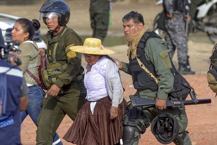 La policía antidisturbios boliviana arresta a partidarios del ex presidente de Bolivia Evo Morales, durante una protesta contra el gobierno interino, el 15 de noviembre de 2019, en la provincia de Chapare, departamento de Cochabamba.
 · Foto: AFP, s/d de autor