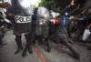 Manifestantes se enfrentan a la policía antidisturbios durante una protesta exigiendo la renuncia del presidente guatemalteco Alejandro Giammattei, el sábado, en la Ciudad de Guatemala.
· Foto: Orlando Estrada, AFP Manifestantes se enfrentan a la policía antidisturbios durante una protesta exigiendo la renuncia del presidente guatemalteco Alejandro Giammattei, el sábado, en la Ciudad de Guatemala.
· Foto: Orlando Estrada, AFP