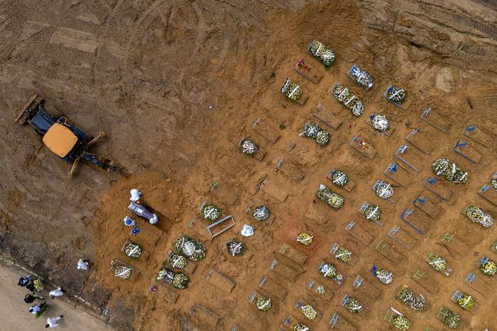 Cavado fosas en una nueva zona de Nossa Senhora Aparecida, donde están enterradas las víctimas del COVID-19, en Manaus, Brasil. · Foto:  Marcio James, AFP