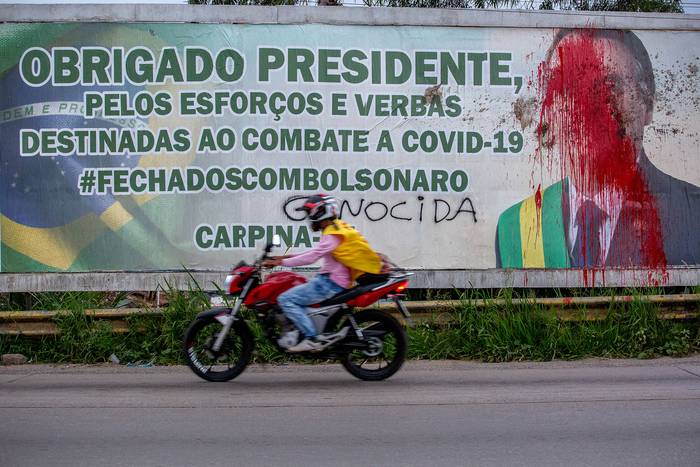La imagen del presidente brasileño Jair Bolsonaro vandalizada como protesta por su manejo de la pandemia de coronavirus, en Carpina, estado de Pernambuco, Brasil.
 · Foto: Leo Malafaia, AFP