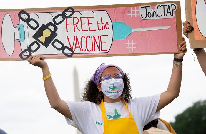 Manifestación pidiendo que Estados Unidos que se comprometa a liberar fórmulas de vacunas, ayer, en Washington. 
 · Foto: Saul Loeb, AFP