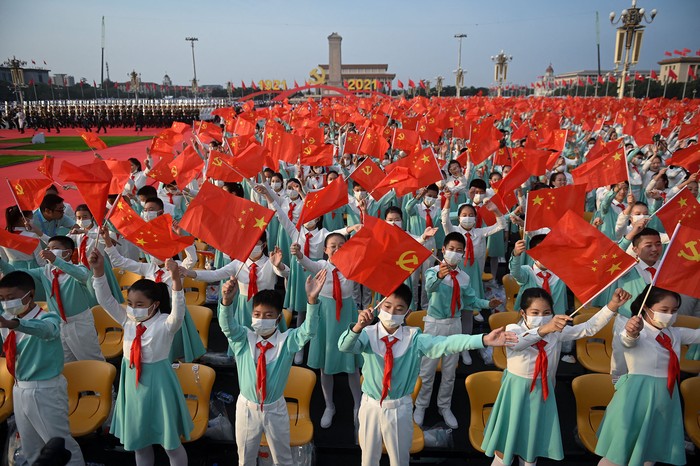 Estudiantes durante de la celebración del centenario de la fundación del Partido Comunista de China, ayer, en la Plaza de Tiananmen, en Beijing.
 · Foto: Wang Zhao, AFP