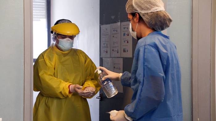 Técnicos manejando protocolos de vestimenta para control de la pandemia, en el CTI del Hospital Español (archivo, setiembre de 2020). · Foto: Pablo La Rosa, adhocFOTOS
