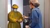 Técnicos manejando protocolos de vestimenta para control de la pandemia, en el CTI del Hospital Español (archivo, setiembre de 2020). · Foto: Pablo La Rosa, adhocFOTOS Técnicos manejando protocolos de vestimenta para control de la pandemia, en el CTI del Hospital Español (archivo, setiembre de 2020). · Foto: Pablo La Rosa, adhocFOTOS