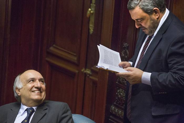 Guillermo Domenech y Mario Bergara en el Senado (archivo, junio de 2020). · Foto: .