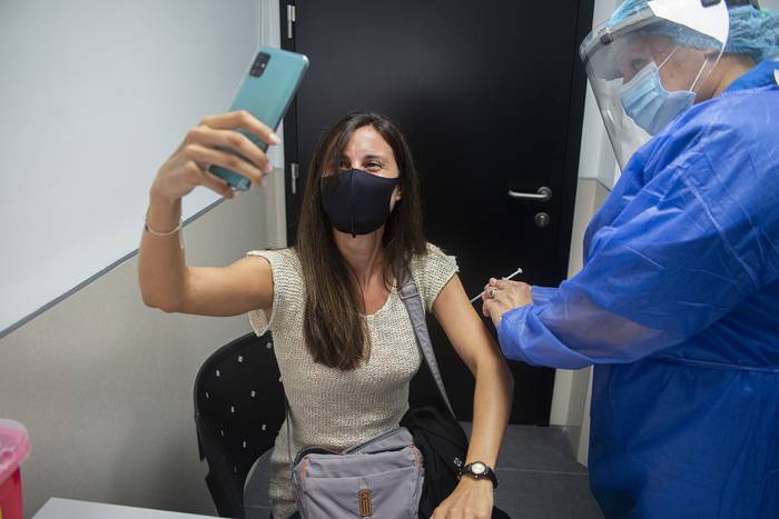 Vacunación con Sinovac, ayer, en el Hospital Clinicas. · Foto: Alessandro Maradei