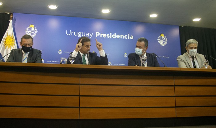 Álvaro Delgado, Luis Lacalle Pou, Daniel Salinas y Robert Silva, en conferencia de prensa, este martes, en la Torre Ejecutiva. · Foto: Alessandro Maradei