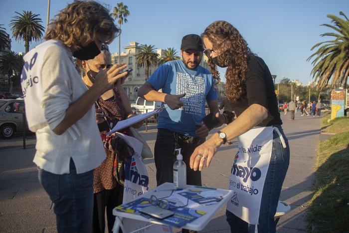 Recolección de firmas contra la ley de urgente consideración, el 1 de mayo, en la rambla del Parque Rodó. · Foto: Alessandro Maradei