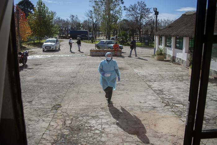 Vacunatorio en la Sociedad Nativista Gauchos Orientales, ayer, en la localidad 25 de Mayo, en Florida). · Foto: Alessandro Maradei