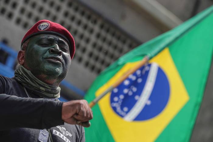 Un seguidor del presidente de Brasil, Jair Bolsonaro, durante una concentración en apoyo al gobierno, este miércoles, en la playa Copacabana, en Río de Janeiro. · Foto:  Antonio Lacerda, Efe
