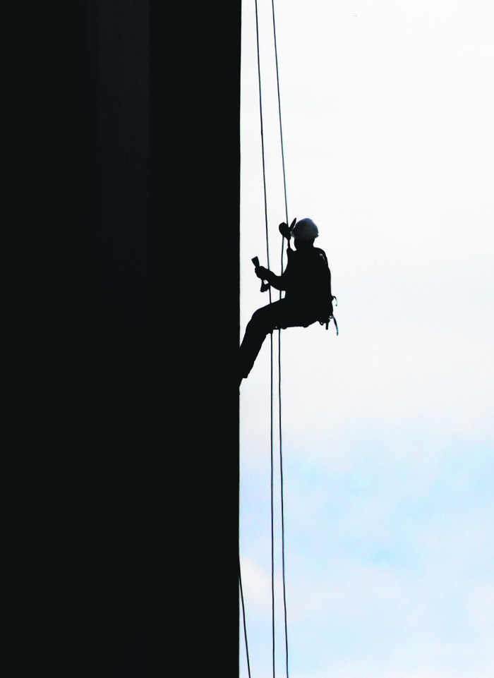 Trabajador en un edificio del barrio Pocitos, en Montevideo. (archivo, diciembre de 2020) · Foto: .