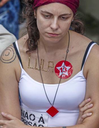 Partidaria de Lula afuera del sindicato de trabajadores metalúrgicos, ayer, en San Pablo. Foto: Miguel Schincariol, AFP Partidaria de Lula afuera del sindicato de trabajadores metalúrgicos, ayer, en San Pablo. Foto: Miguel Schincariol, AFP
