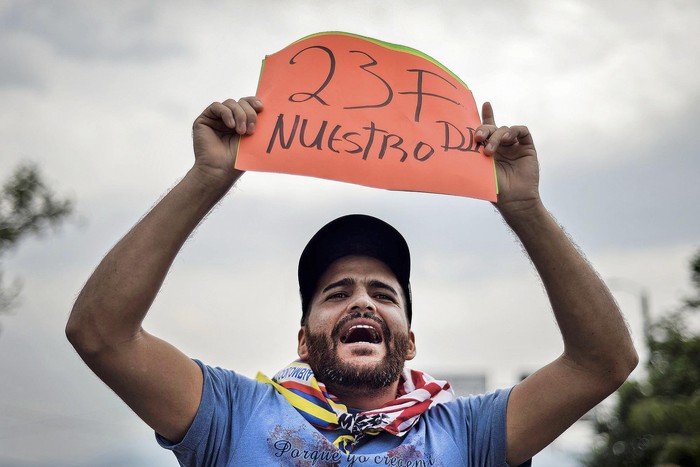 Un manifestante sostiene un letrero que dice “23F nuestro día”, en alusión al plazo establecido por el líder opositor venezolano y autodeclarado presidente Juan Guaidó para ingresar ayuda humanitaria desde Colombia a Venezuela. Foto: Luis Robayo, AFP
