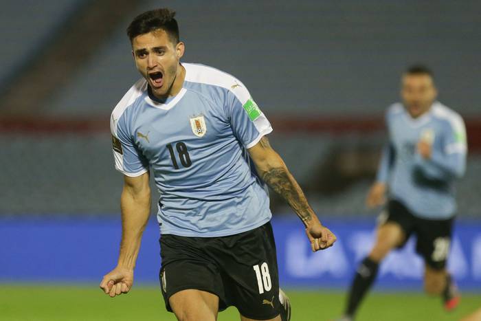 Maximiliano Gómez festeja el segundo gol de Uruguay a Chile, ayer, en el estadio Centenario.
 · Foto: Matilde Campodónico, pool, AFP