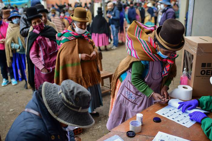 Circuito electoral en Huarina, Bolivia, ayer, durante las elecciones generales. · Foto: Ronaldo Schemidt, AFP