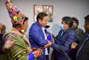 El presidente electo de Bolivia Luis Arce (C), del Movimiento al Socialismo, celebra con su compañero de fórmula David Choquehuanca, ayer, en La Paz, Bolivia. · Foto: Ronaldo Schemidt, AFP El presidente electo de Bolivia Luis Arce (C), del Movimiento al Socialismo, celebra con su compañero de fórmula David Choquehuanca, ayer, en La Paz, Bolivia. · Foto: Ronaldo Schemidt, AFP