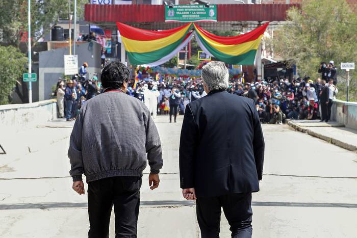El expresidente de Bolivia, Evo Morales y el presidente argentino Alberto Fernández, antes de cruzar la frontera a pie en Villazón, en el sur de Bolivia. · Foto: Presidencia Argentina