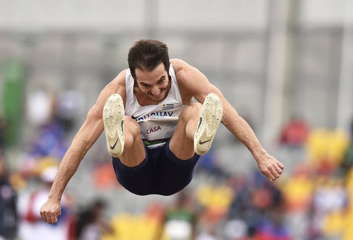 Emiliano Lasa, durante la competencia de salto largo, donde logró la medalla de bronce, en los Juegos Panamericanos Lima 2019. 

 · Foto: Luis Robayo, AFP
