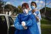 La enfermera Valeria Rizzo y la doctora Lucía Cavasin, trabajadoras de la policlínica Maracaná Sur, de ASSE, se preparan para realizar un test de covid-19 en un domicilio de la zona, el jueves 30 de abril.
La enfermera Valeria Rizzo y la doctora Lucía Cavasin, trabajadoras de la policlínica Maracaná Sur, de ASSE, se preparan para realizar un test de covid-19 en un domicilio de la zona, el jueves 30 de abril.