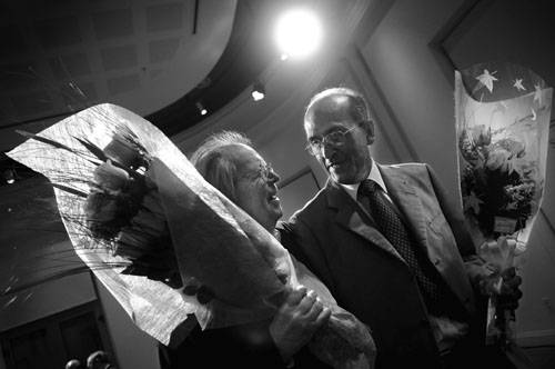 Washigton Benavides y Rodolfo Gambini tras finalizar la ceremonia de entrega del "Gran  Premio Nacional a la Labor Intelectual 2012", ayer en la Sala de Conferencias del Teatro Solis. 
 · Foto: Nicolás Celaya