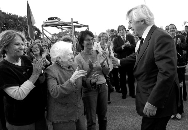 Lilí Lerena de Seregni y Danilo Astori, ayer, durante la celebración del 94º aniversario del nacimiento de Liber Seregni, en el parque que lleva su nombre. · Foto: Nicolás Celaya