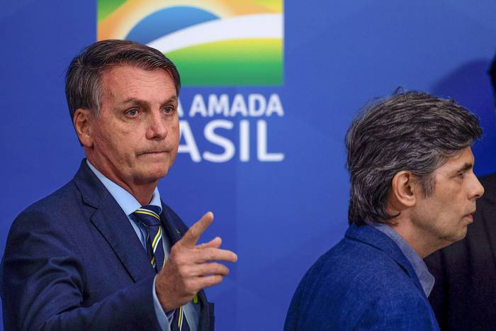 Jair Bolsonaro durante un acto en que anunció al nuevo ministro de Salud, Nelson Teich (d), ayer, en Brasilia.
 · Foto: Joédson Alves, EFE