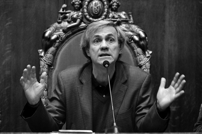 Rodrigo Arocena, rector de la Universidad de la República, durante la apertura del encuentro “En conflicto con la ley. Sociedad, política e (in)seguridad en tiempos de incertidumbre”,
ayer, en el Paraninfo.  · Foto: Nicolás Celaya