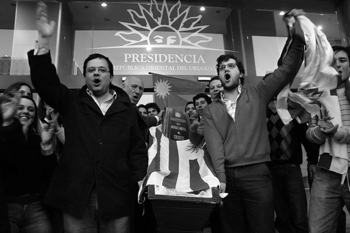 Felipe Schipani y Santiago Esteves, ayer, en la Torre Ejecutiva, cuando “velaron” a la Constitución de la República, junto a otros jóvenes del Partido Colorado. · Foto: Victoria Rodríguez