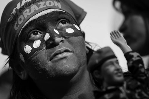 Seguidores del presidente de Venezuela, Hugo Chávez, muestran su apoyo al mandatario en la entrada del Hospital Militar ayer en Caracas, Venezuela. · Foto: Miguel Gutiérrez