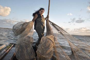 Olga Lobato, pescadora en la Laguna Rocha. Foto: Ricardo Antúnez Olga Lobato, pescadora en la Laguna Rocha. Foto: Ricardo Antúnez