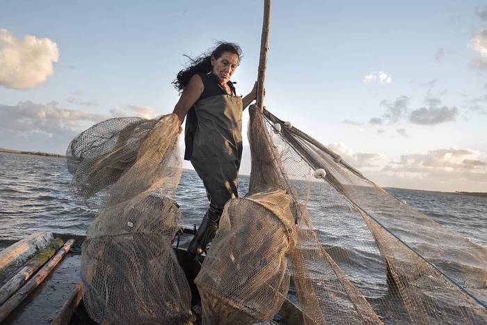 Olga Lobato, pescadora en la Laguna Rocha. Foto: Ricardo Antúnez