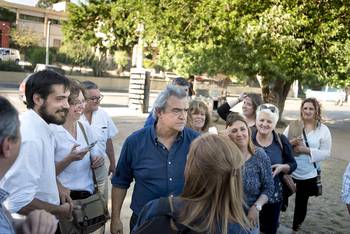 Jorge Larrañaga acompañado de un grupo de militantes y algunos vecinos del barrio Marconi, el jueves, en un acto en el que le entregaron firmas de la campaña Vivir sin miedo. Jorge Larrañaga acompañado de un grupo de militantes y algunos vecinos del barrio Marconi, el jueves, en un acto en el que le entregaron firmas de la campaña Vivir sin miedo.