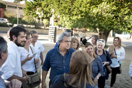 Jorge Larrañaga acompañado de un grupo de militantes y algunos vecinos del barrio Marconi, el jueves, en un acto en el que le entregaron firmas de la campaña Vivir sin miedo. · Foto: Ricardo Antúnez Jorge Larrañaga acompañado de un grupo de militantes y algunos vecinos del barrio Marconi, el jueves, en un acto en el que le entregaron firmas de la campaña Vivir sin miedo. · Foto: Ricardo Antúnez
