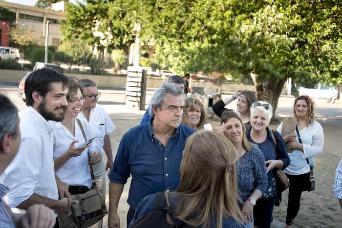 Jorge Larrañaga acompañado de un grupo de militantes y algunos vecinos del barrio Marconi, el jueves, en un acto en el que le entregaron firmas de la campaña Vivir sin miedo.  · Foto: Ricardo Antúnez