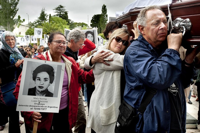 Sepelio de Luisa Cuesta en el Cementerio del Norte.  · Foto: Federico Gutiérrez